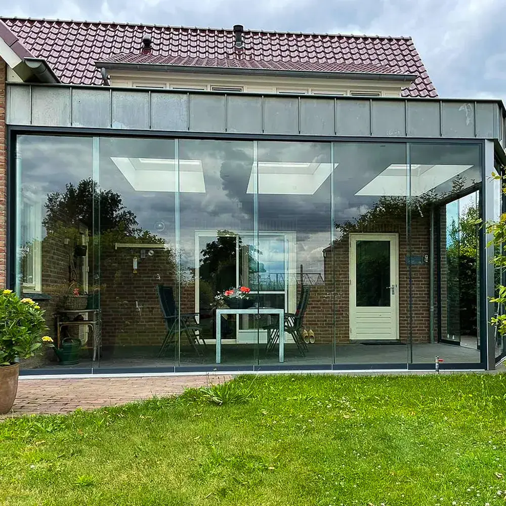 Veranda met loungehoek en glazen dak.