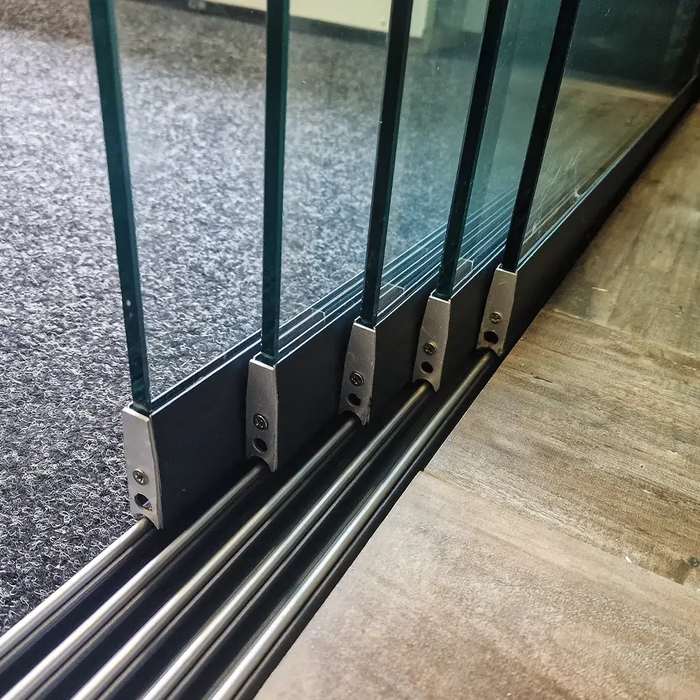 Onderzijde van glazen schuifwand rails.