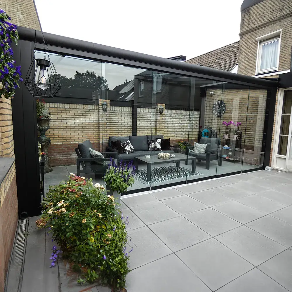 Veranda met glazen wanden aan moderne woning.