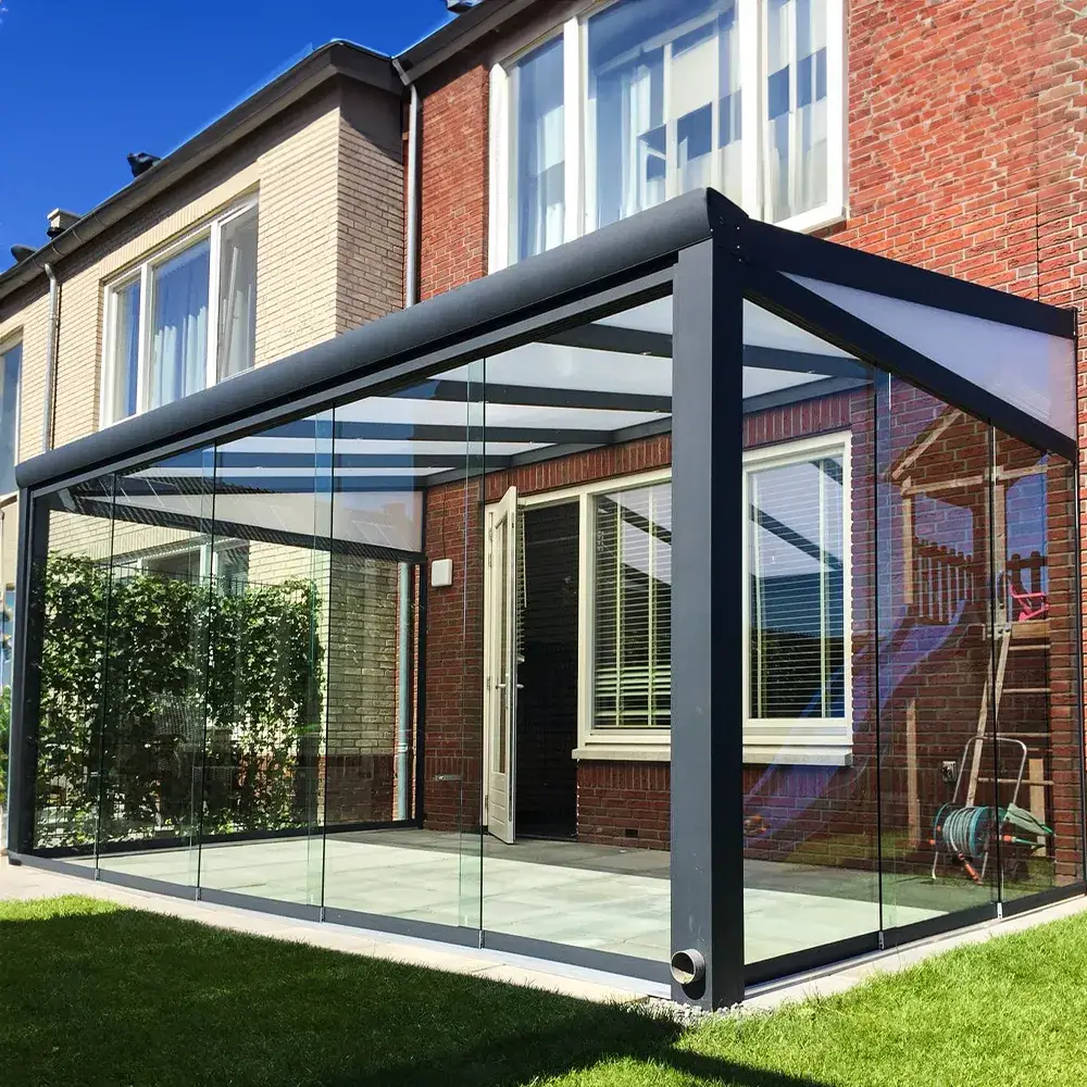 Inspiratie Aluminium tuinkamer met polycarbonaat dak en zijwanden, ideaal voor bescherming tegen wind en regen. Aluminium veranda's