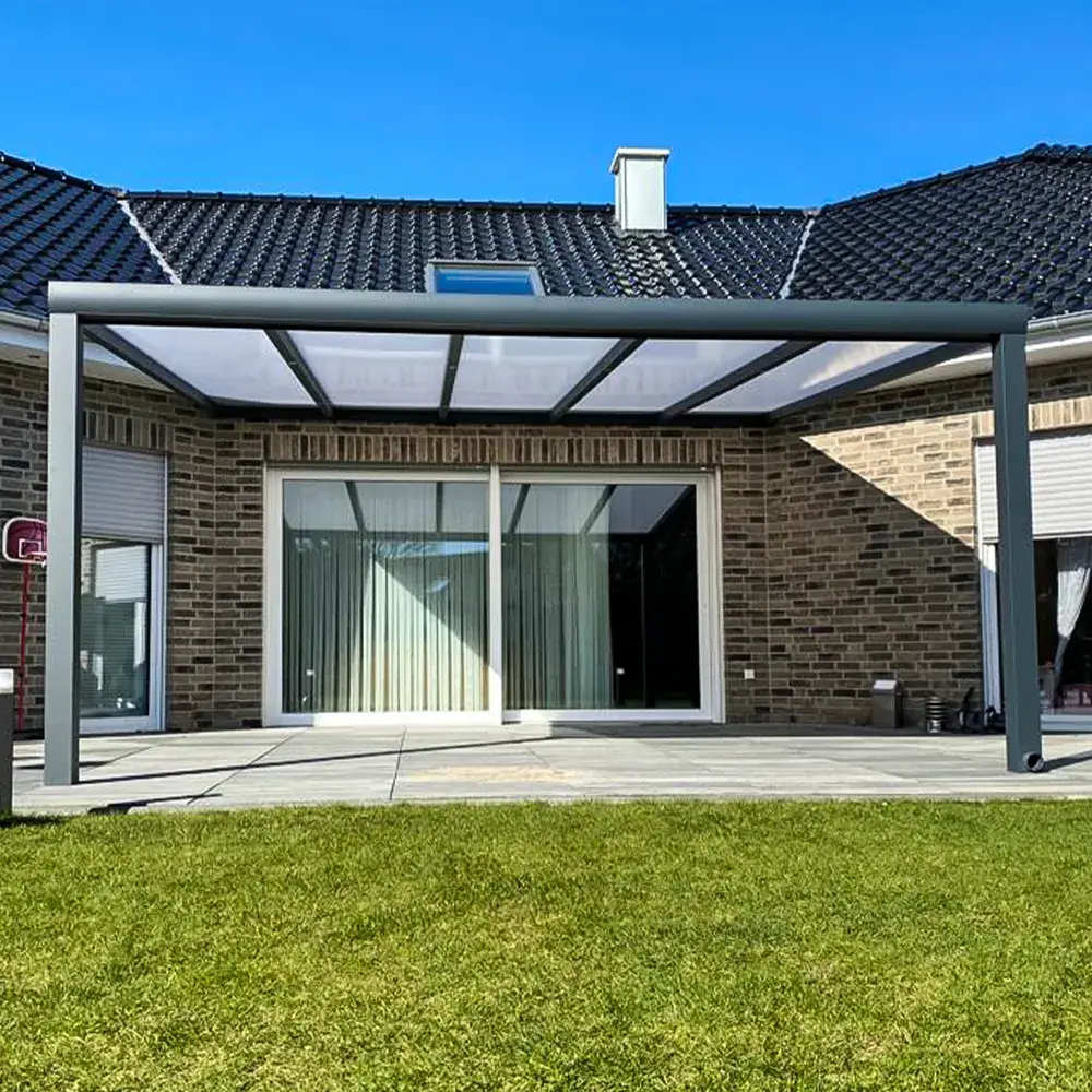 Standaard antraciet overkapping naast een moderne nieuwbouwwoning