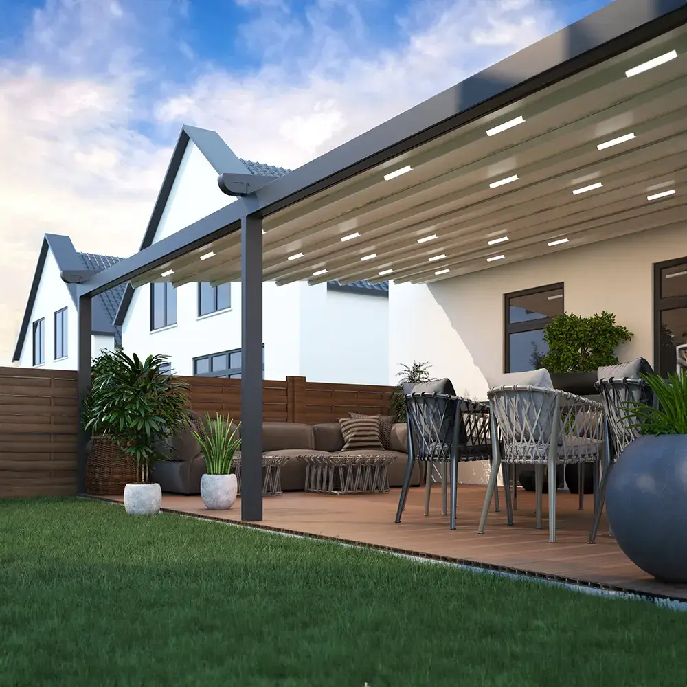 Charmante veranda met een geavanceerd vouwdak en een elegante loungeset op een vloer van composiet planken.