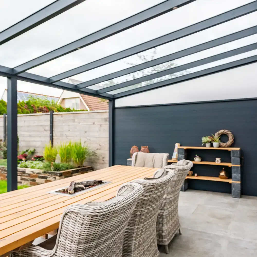 glazen Veranda met glazen schuifwanden, ingericht als luxe buitenkamer.