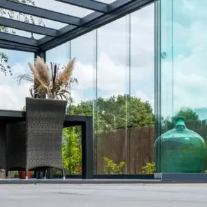 Strakke aluminium veranda met LED-verlichting bij schemering