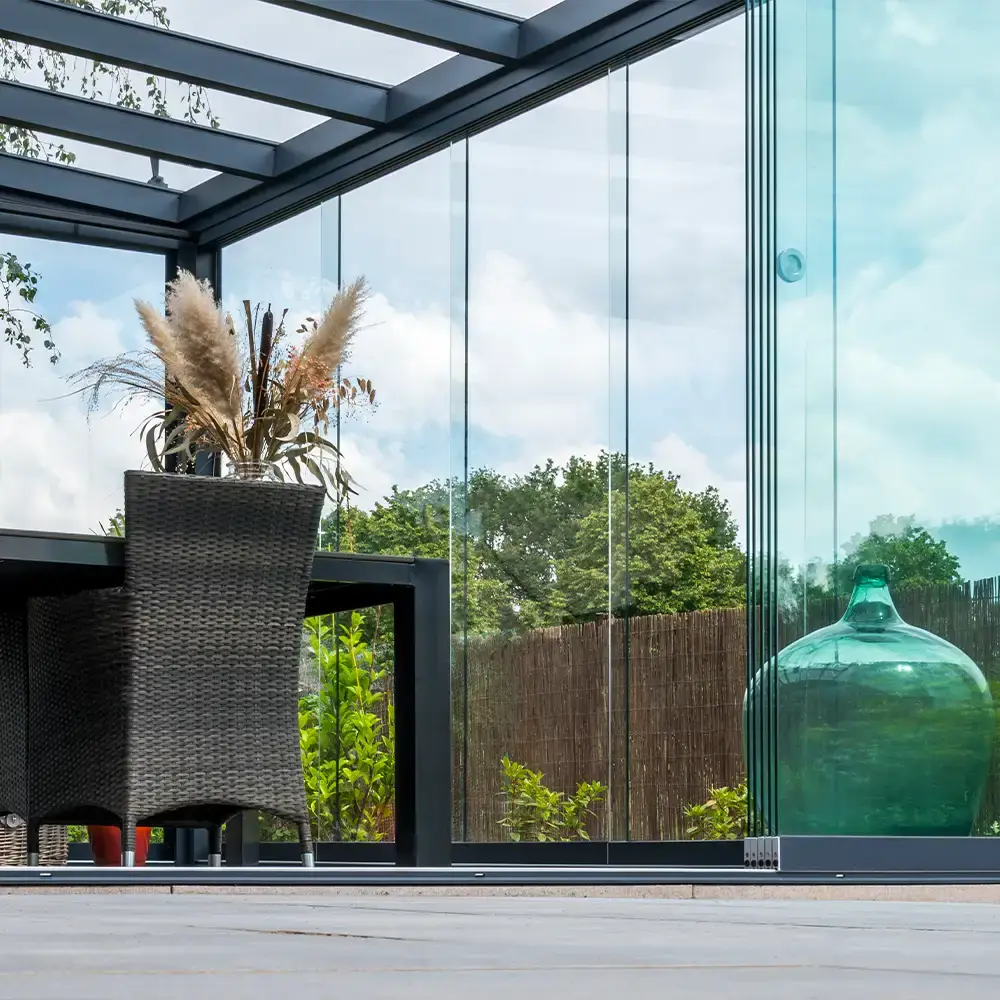 Strakke aluminium veranda met LED-verlichting bij schemering
