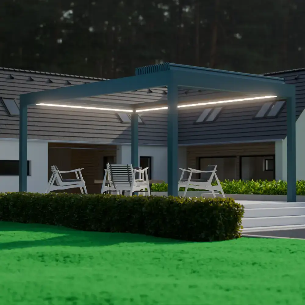 Vrijstaande aluminium overkapping met glazen dak.