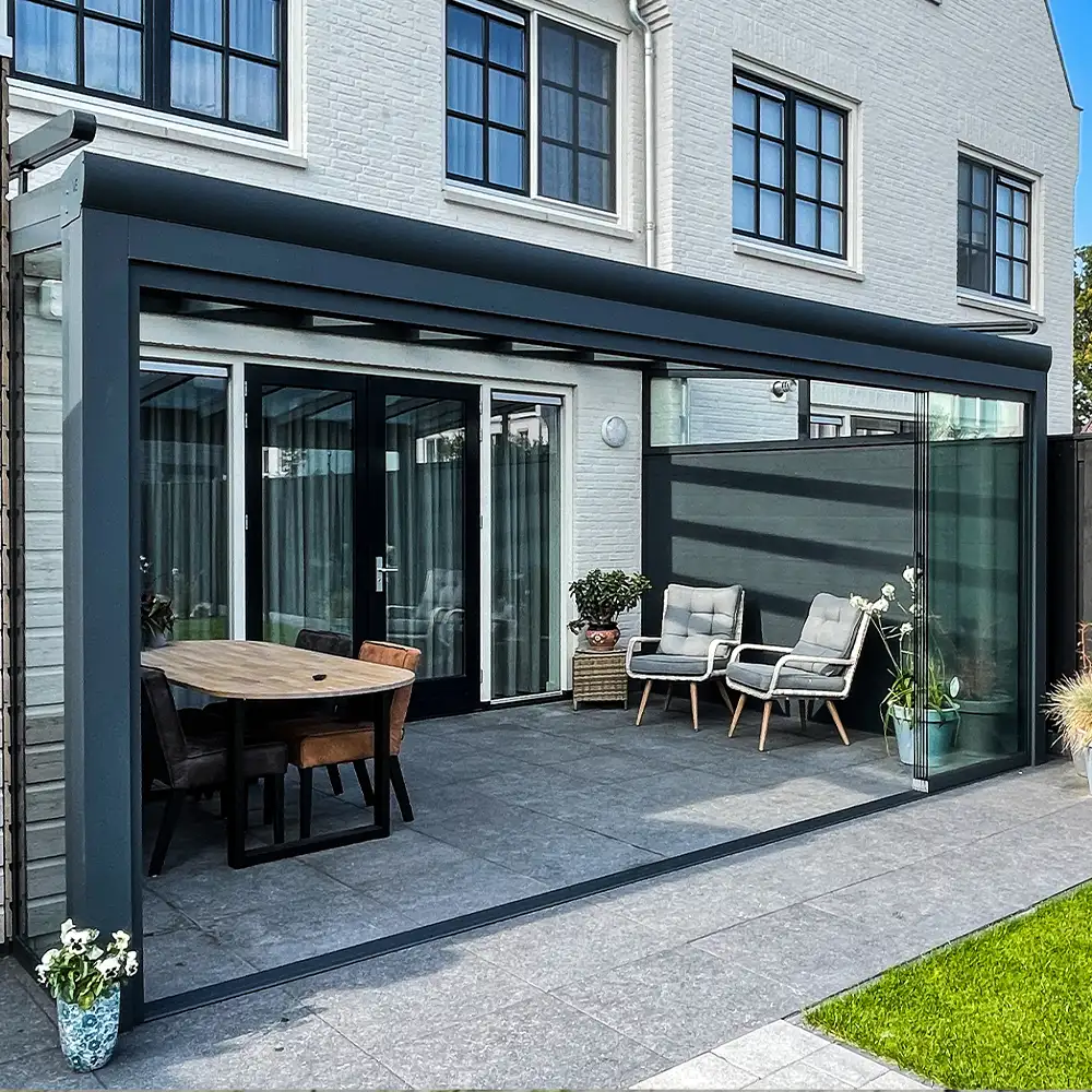 Overkapping met glazen schuifwand en tuinset.