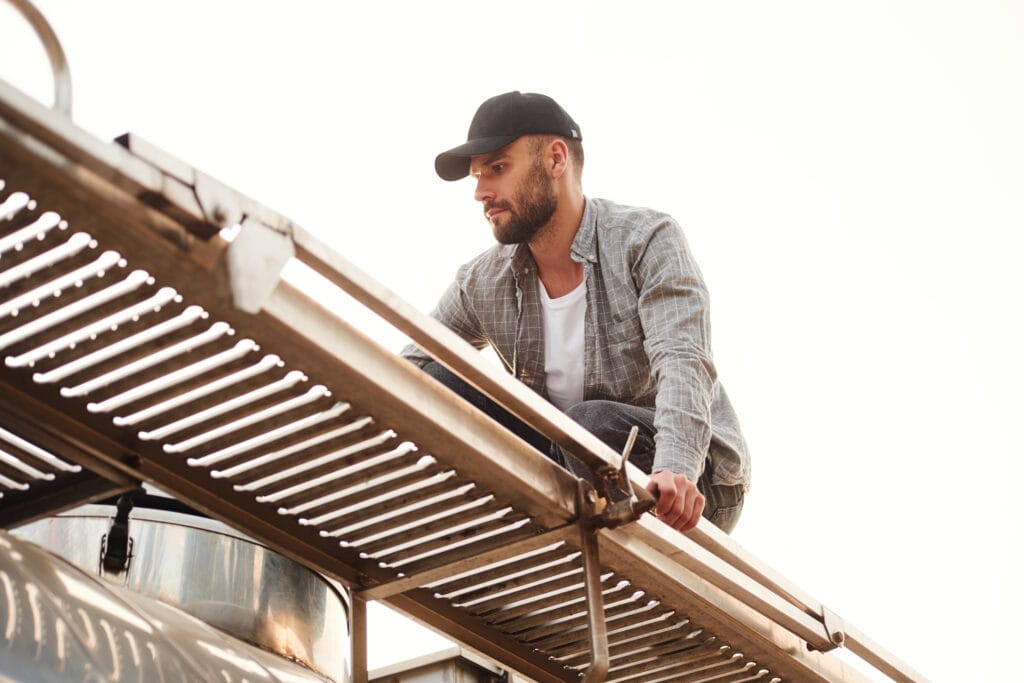 Doe-het-zelver bezig met veranda zelf monteren in de tuin met aluminium profielen.
