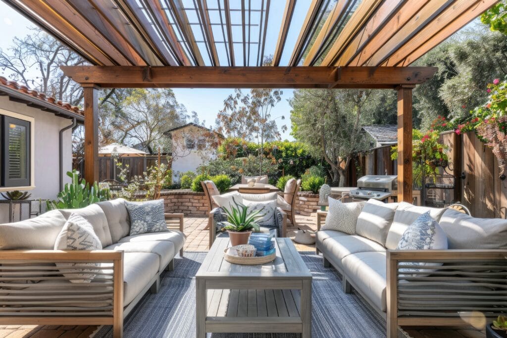 Luxe buitenveranda met loungehoek bij zonsondergang.