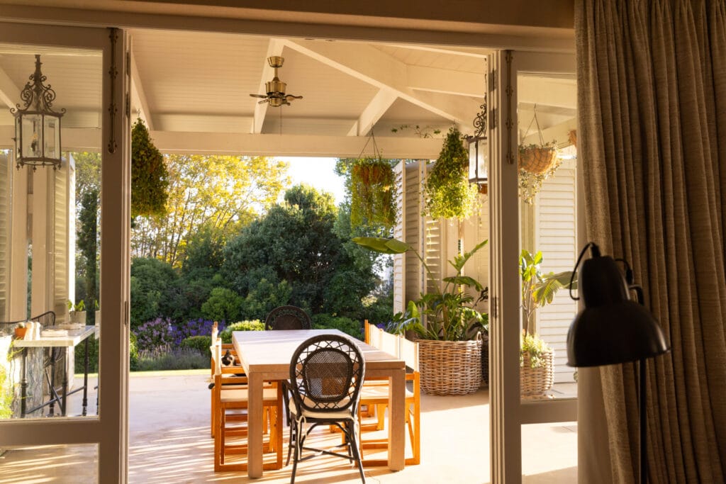 Overkapping met buitentafel in een moderne tuin.