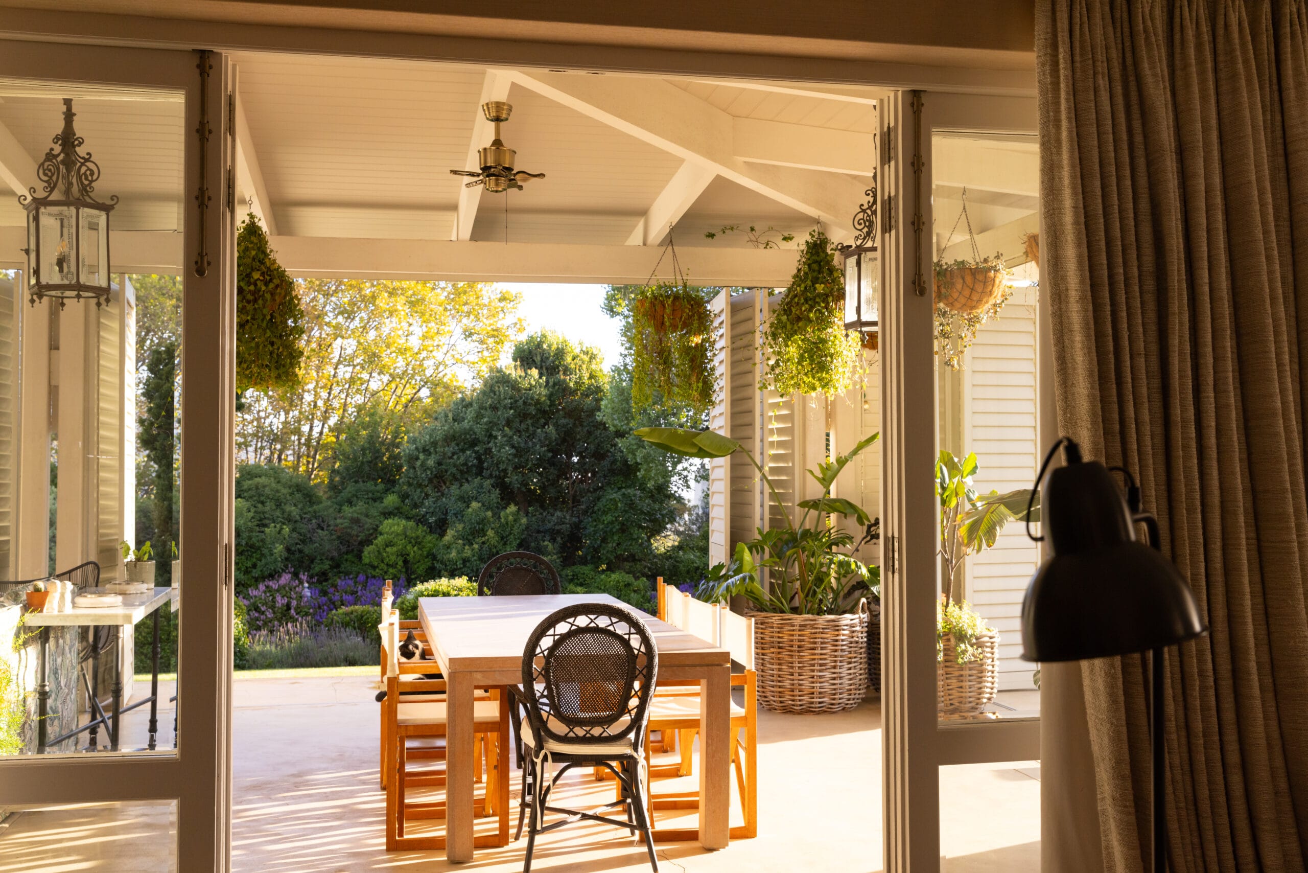 Overkapping met buitentafel in een moderne tuin.