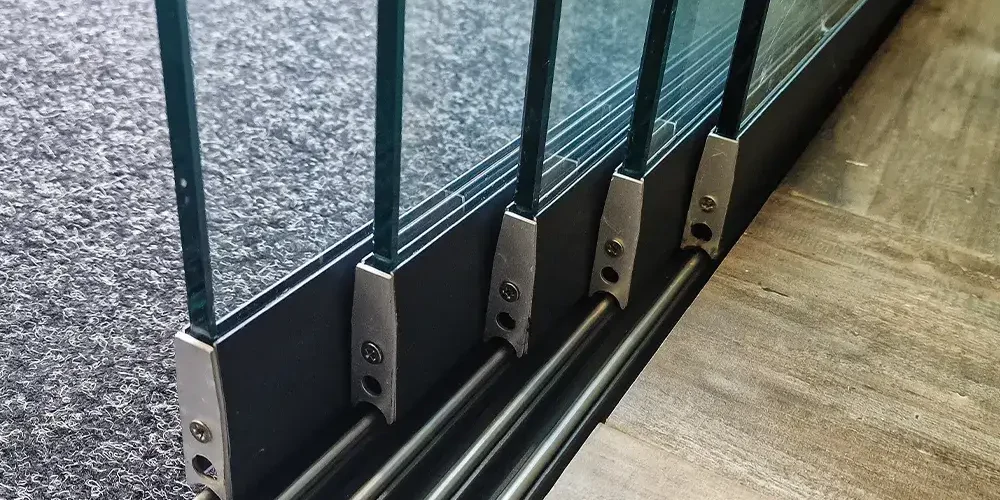 Onderzijde van glazen schuifwand rails.